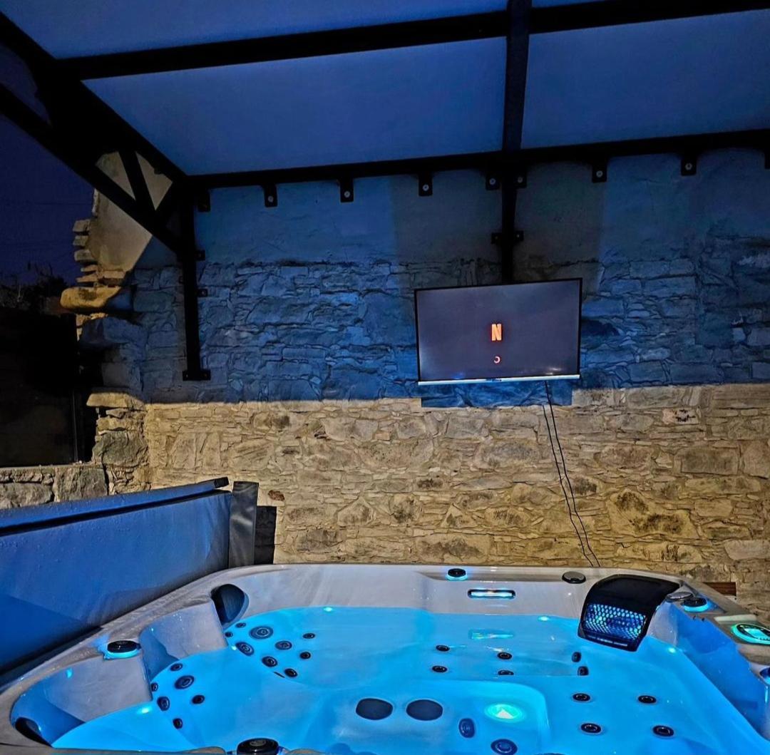 The Stonehouse With Private Bath Spas Villa *