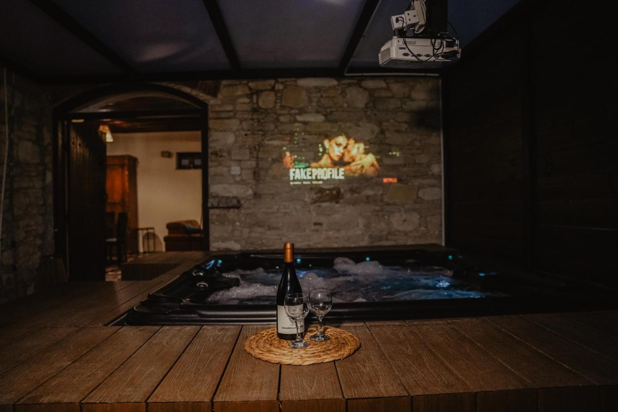 The Stonehouse With Private Bath Spas *