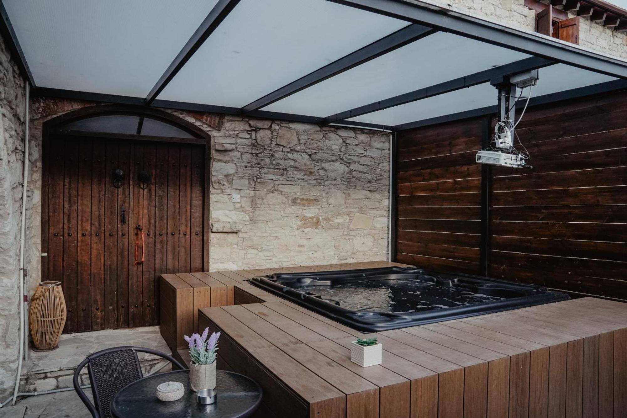 The Stonehouse With Private Bath Spas *
